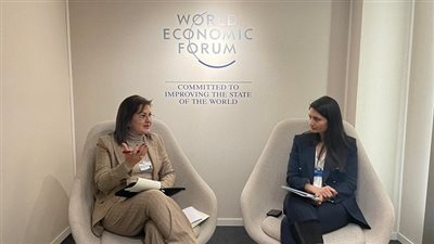 وزيرة التخطيط والتنمية الاقتصادية تلتقي العضو المنتدب للمنتدى الاقتصادي العالمي بدافوس