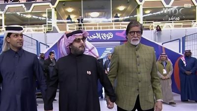 مفأجاة.. أميتاب باتشان يحضر مباراة الهلال والنصر ضد باريس سان جيرمان بكأس موسم الرياض