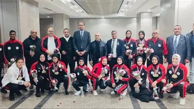 عادو بـ١٠٥ ميدالية.. وزير الرياضة ينيب مساعده لاستقبال بعثة رفع الأثقال 