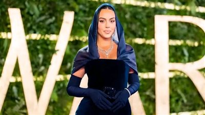 بفستان محتشم وغطاء على الرأس.. جورجينا رودريجيز مفاجأة حفل جوائز 