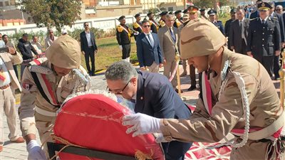 محافظ البحر الأحمر يضع إكليلا من الزهور على النصب التذكاري لشهداء معركة شدوان 