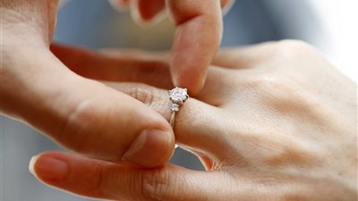 هل تمنع المشاكل الصحية إتمام زواج المخطوبين؟.. الصحة تجيب