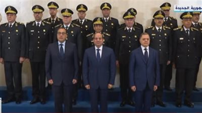 في عيد الشرطة الـ 71.. السيسي يلتقط صورة تذكارية مع قيادات الداخلية