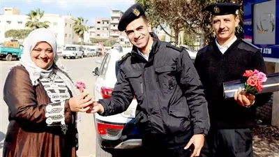 الضباط والأفراد ببني عبيد يوزعون ورود وشيكولاتة على المواطنين بمناسبة عيد الشرطة (صور)