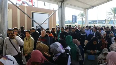 إقبال كبير من الجمهور على معرض الكتاب بعد فتح أبوابه في اليوم الأول 