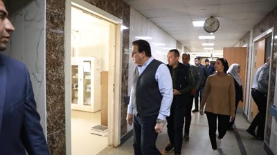 الصحة تكشف تفاصيل الزيارات المفاجئة للوزير للمستشفيات (فيديو)
