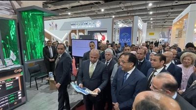 الدكتور مصطفى مدبولي يتفقد جناح البورصة المصرية بمعرض القاهرة الدولي للكتاب