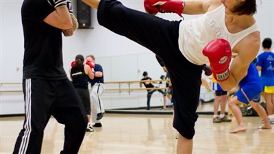 مدرب كيك بوكسينج: الرياضات القتالية تجذب الكثير من البنات لهذا السبب (فيديو)