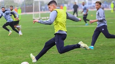 مغربي ينتظم في تدريبات سموحة بعد إعارته من الأهلي 