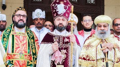 الأنبا رافائيل ومطران الأرمن الأرثوذكس يترأس القداس الإلهي بالكنيسة المرقسية 