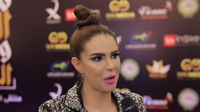 تكريم دنيا عبد العزيز من ملتقى التميز والإبداع العربي