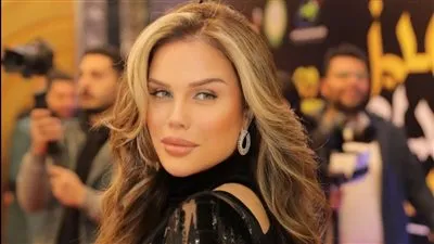 بسالوبيت مكشوف الصدر.. نيكول سابا تخطف الأنظار عبر 