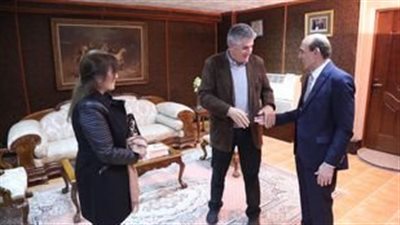 نجل الزعيم جمال عبد الناصر يشاهد مسرحية 