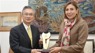 وزيرة الثقافة تلتقي سفير اليابان لدى القاهرة لبحث أطر التعاون الثقافي بين البلدين