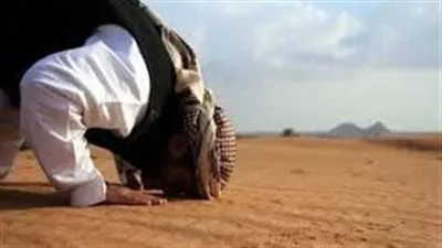 ما هو حكم الصلاة علي السجاد أو بدونها؟