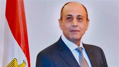 الفريق عباس يشيد بكفاءة الكوادر البشرية فى مصر للطيران