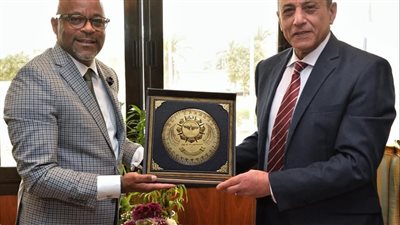  وزير الطيران المدنى يستقبل عمدة مدينة 