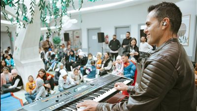 هشام خرما يُشارك أطفال مستشفى 57357 في جلسات الموسيقى العلاجية