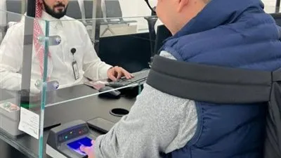 السعودية تستقبل أول دفعة من حاملي التأشيرة المجانية