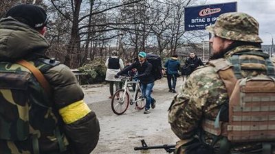 شاهد.. القبض على شبكة فساد تتحكم بطعام الجيش الأوكراني