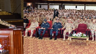 وزير الدفاع يلتقي عددًا من قادة وضباط القوات المسلحة المعينين لتولي الوظائف القيادية