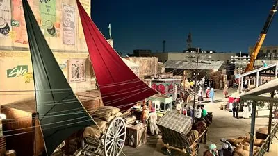 مدن إفريقية ومواني وسفن.. مهندس ديكور 