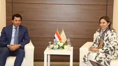 وزيرة الثقافة تلتقي وزير الشباب والرياضة وتُشيد بدور المتطوعين في تنظيم معرض الكتاب