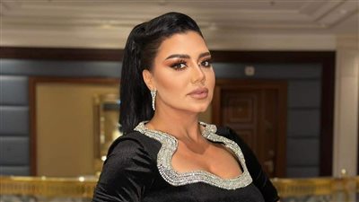 رانيا يوسف تعلق على ظهور الممثلة سلمى حايك بـ فستان دون بطانة