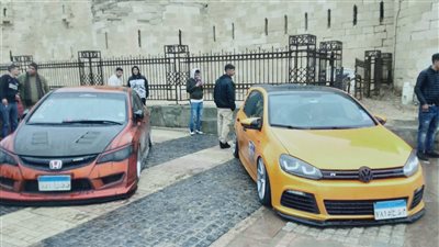 آثار الإسكندرية تستقبل موكب سيارات نادرة بمحيط قلعة قايتباي (صور)