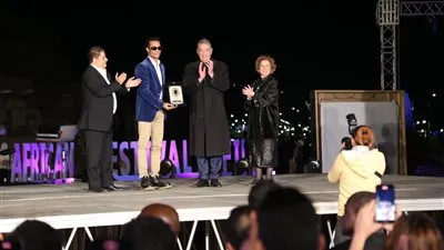 محمود حميدة يسلم محمد رمضان تكريمه بافتتاح مهرجان الأقصر بدورته الـ 12(صور)