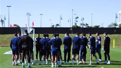 كولر وسيد عبد الحفيظ يحفزان لاعبي الأهلي قبل مواجهة ريال مدريد