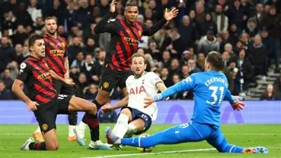 الأمير هاري يحكم الكرة الإنجليزية ويحقق رقما استثنائيا بعد هدفه في مرمى مانشستر سيتي