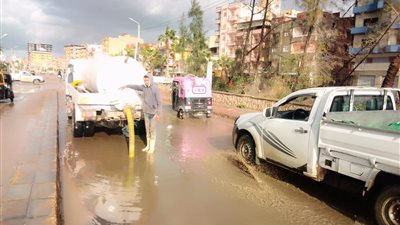 هطول أمطار غزيرة واستمرار رفع المياه ب 6 مدن بكفر الشيخ (صور)