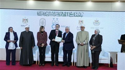 وزير التعليم العالي يكرم يوسف شريف خاطر الطالب بجامعة المنصورة الفائز بمسابقة 