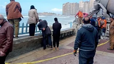 تحرك عاجل من هيئة حماية الشواطئ بسبب هبوط مفاجئ برصيف كورنيش الإسكندرية