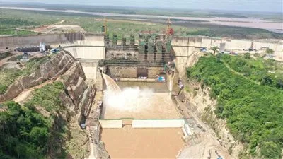 وزير الري يزور موقع سد 