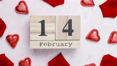 خبيرة إتيكيت توضح كيف نتصرف عند استقبال هدية في عيد الحب (فيديو)