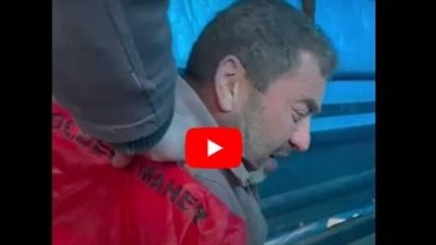 شاهد.. بكاء رجل سوري بعد إخراج جميع أفراد عائلته أموات من تحت أنقاض الزلزال