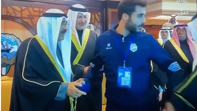 بسبب رغبته في التقاط صورة سيلفي.. لاعب السالمية الكويتي يتعرض لموقف محرج