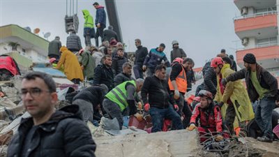 فرق الإنقاذ: ارتفاع حصيلة الزلزال في تركيا إلى 1762 قتيلا و11119 جريحا