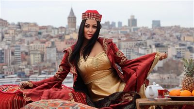 اطلالة جذابة لـ التونسية يسرا مسعودي في اسطنبول