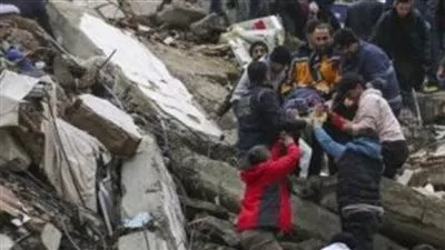 شاهد.. فرحة عارمة للحظات انتشال أسرة كاملة من تحت الأنقاض في سوريا