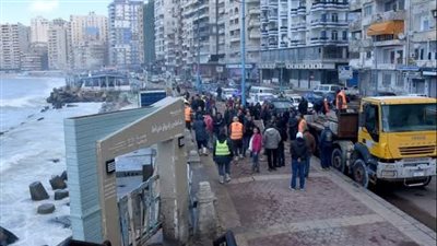 هبوط أرضي في شاطئ منطقة سيدي بشر بالإسكندرية