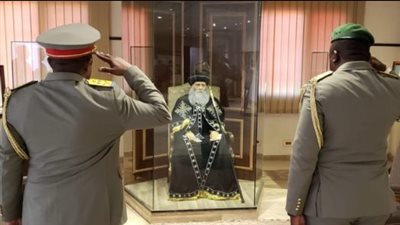 وفد من وزارة الدفاع بالكونغو يؤدون التحية العسكرية للبابا شنودة الثالث