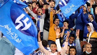 جماهير الهلال تتوافد على مقر النادى للاحتفال بالتأهل التاريخي لنهائي كأس العالم للأندية 