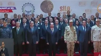 شاهد.. السيسي يلتقط صورة تذكارية مع العاملين بـ 