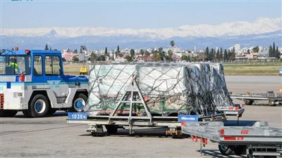 وصول الطائرة الثانية المحملة بالمساعدات إلى مطار أضنة فى تركيا