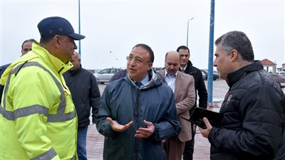 محافظ الإسكندرية يؤكد على سيولة الحركة المرورية وانتظام الدراسة رغم الأمطار الغزيرة 