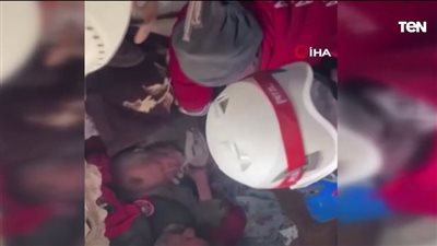 شاهد.. سقوط أنقاض على فرق الإنقاذ خلال عمليات البحث بأثار زلزال تركيا