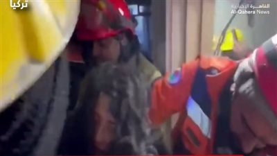 شاهد.. لحظة إنقاذ طفلة بعد 6 أيام تحت الأنقاض في تركيا (فيديو)